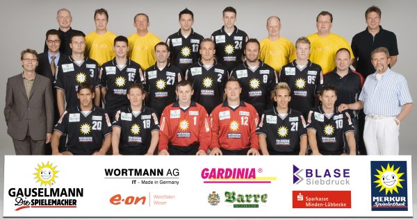 Hinten von links: Geschäftsführer Kölling, Physioth. Hildebrandt, Borgmann, Sudzum, Olafsson, Physioth. Abt, Arzt Dr. Korte, Manager Roch;