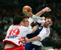 Nikola Karabatic wird im Sprungwurf  von seinen kroatischen Gegenspielern Petar Metlicic (links) und Ljubo Vukic (mitte) hart attackiert.