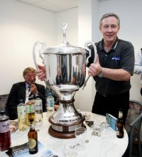 Freude bei Noka Serdarusic und Norbert Gansel: Der Pokal gehört endlich dem THW Kiel! Freude bei Noka Serdarusic und Norbert Gansel: Der Pokal gehört endlich dem THW Kiel!