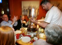 Stefan Lvgren bringt den Pokal