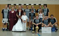 Das siegreiche Team des THW Kiel nach der Siegerehrung durch Heideblütenkönigin Stefanie Treichel.