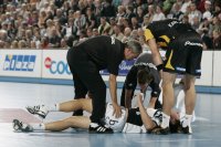 Erneute Schocksekunde: Kim Andersson liegt verletzt am Boden, wird behandelt.