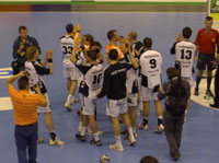 Die THW-Spieler bedanken sich bei den lautstarken Fans nach dem Handball-Krimi gegen den HSV.