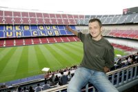 Andrei Xepkin zeigt auf Barcelonas Klubmotto im Stadion Camp Nou.