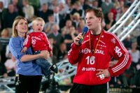 Mattias Andersson mit Ehefrau Anna und Sohn Elis bei der Verabschiedung.