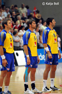 Die schwedische Nationalmannschaft um Spielmacher  Fredrik Larsson (Mitte)  verlor die letzten beiden Partien unter Ingemar Linnell.