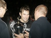 Lohn nach harter Arbeit: Stefan Lövgren bekommt den "Unser Norden"-Cup überreicht.