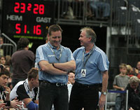 Beim 28:23 konnten sich Uwe Schwenker und Alfred Gislason endlich etwas entspannen.