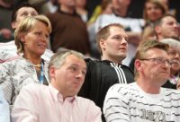 THW-Geschäftsführerin Sabine Holdorf-Schust verfolgte neben Ex-Zebra Mattias Andersson das Spiel.