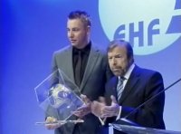 Vor der Auslosung wurde Filip Jicha von EHF-Präsident Tor Lian mit dem goldenen Ball als bester Torschütze der CL-Saison 2008/09 geehrt.