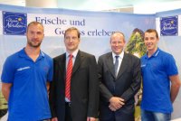 Die THW-Spieler mit den coop-Vorstandsmitgliedern Gerd Müller und Detlef Schmidt.