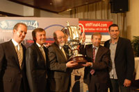 Auch der Pokal landete am Montag in Köln.