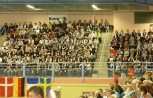 Über 300 THW-Fans unterstützen die Zebras im Hexenkessel Kolding-Hallen.