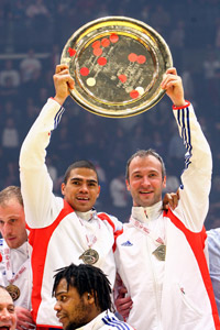 Daniel Narcisse und Thierry Omeyer mit der Siegerschale.