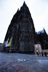 Köln ist ab sofort eine Zebra-Stadt: Vor dem Dom malten Fans das THW-Logo auf das Straßenpflaster.