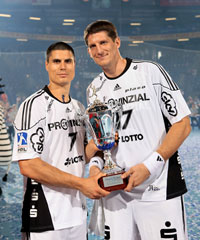 Die Neuzugnge Milutin Dragicevic und Daniel Kubes mit ihrem ersten Pokal in der Sparkassen-Arena.