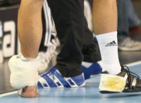 Eis für den linken Fuß: Momir Ilic" Verletzung bereitete auch dem Trainer Sorgen.