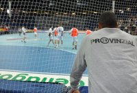 Trainings-Kiebitz: Daniel Narcisse beobachtete die Einheit des THW-Handball-Nachwuchses.