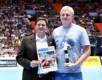 Bester "Rookie" der vergangenen Saison: Patrick Wiencek bei der Ehrung mit Handball-Woche-Chef Olaf Bruchmann (links).