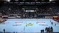 Vor dem Anpfiff in der nur mit 2700 Zuschauern gefüllten Pionir-Halle in Belgrad.