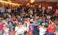 Tolle Bescherung: Hunderte Kinder und Eltern feierten in der Business-Lounge unter dem Wunsch-weihnachtsbaum.