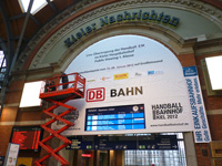 Das Transparent fr die Wrmedmmung hngt bereits seit Montag im Kieler Hauptbahnhof.