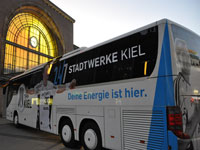 Vor dem Handballbahnhof machte der neue Mannschaftsbus des  THW Kiel Werbung fr die Zebras.