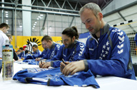 Autogrammstunde: Die "All Stars" Thierry Omeyer, Bertrand Gille und Filip Jicha signieren Trikots  und allerhand andere Fan-Utensilien.