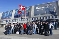 Kieler Fans posieren vor der boozt.com Arena.