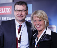 Die Geschäftsführerin des THW Kiel Sabine Holdorf-Schust  (rechts) und der Präsident von Wisla Plock S.A. Andrzej Miszczynski (links)  freuen sich über das gemeinsame Los.