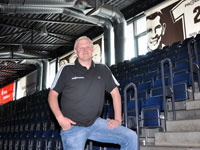 Patrick Wiencek in seinem neuen Wohnzimmer, der Sparkassen-Arena-Kiel.