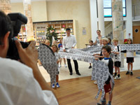 Die Dritt- und Viertklässler der Lindenschule aus Bordesholm präsentierten in der KN-Kundenhalle ihren längsten Zebrabauch der Welt.