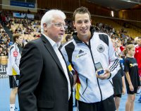 Vor dem Anpfiff wurde Dominik Klein von DHB-Vizepräsident Horst Bredemeier für sein 150. Länderspiel geehrt.