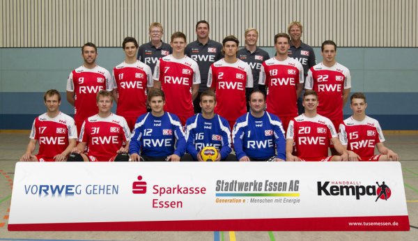 Oben von links: Betreuer Weller, Trainer M. Handschke, Athletiktrainer Zimmermann, Prokurist Krebietke; Mitte von links: Pöter, Bouati, Leenders, Böhm, Lindt, Rahmel; 