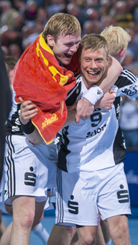 Aron Palmarsson und Gudjon Valur Sigurdsson freuen sich über ihre erste gemeinsame Meisterschaft.