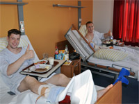 Daumen hoch: Niclas Ekberg und Rene Toft Hansen wurden  erfolgreich im Mare-Klinikum operiert.