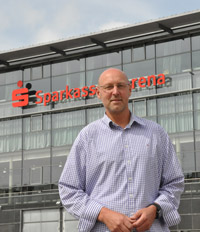 Thomas Lorenzen vor seinem neuen "Arbeitsplatz", der Sparkassen-Arena.