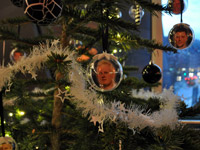 Selbst der Weihnachtsbaum in der Businesslounge war rekordmeisterlich geschmckt.