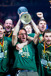 Dagur Sigurdsson stemmt den Pokal in die Höhe.