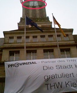 [Bild: Der Rathausturm mit Zebraflaggen]
