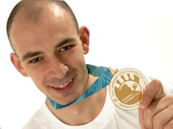"Es ist ein Traum" -  Davor Dominikovic mit seiner Goldmedaille.