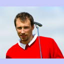 Golfen 2005: THW-Neuzugang Vid Kavticnik lässig mit Golfschläger über der Schulter.