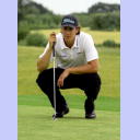 Golfen 2005: Marcus Ahlm visiert den nchsten Putt an.