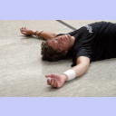 Trainingslager 2005: Marcus Ahlm liegt erschpft auf dem Rcken am Boden und hat die Arme von sich gestreckt.
