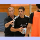 Trainingslager 2005: THW-Trainer Noka Serdarusic (links) erläutert seinem Kapitän Stefan Lövgren das taktische Spiel.