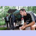 Trainingslager 2005: Neuzugang Kim Andersson sitzt und hlt nach dem Morgenlauf um den Mhlenteich erschpft einen Becher mit Getrnk in der Hand.