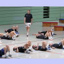 Trainingslager 2005: Co-Trainer Klaus-Dieter Petersen (stehend) leitet athletische Training seiner Mannschaft.