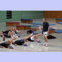 Trainingslager 2005: Co-Trainer Klaus-Dieter Petersen (stehend) leitet athletische Training seiner Mannschaft.