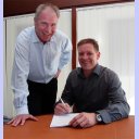 Uwe Schwenker and Alfred Gislason - signing the contract.