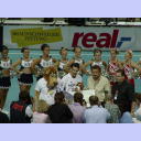Handball-Bundesliga-Cup 2002: Kapitn Stefan Lvgren nimmt den Siegerscheck entgegen.